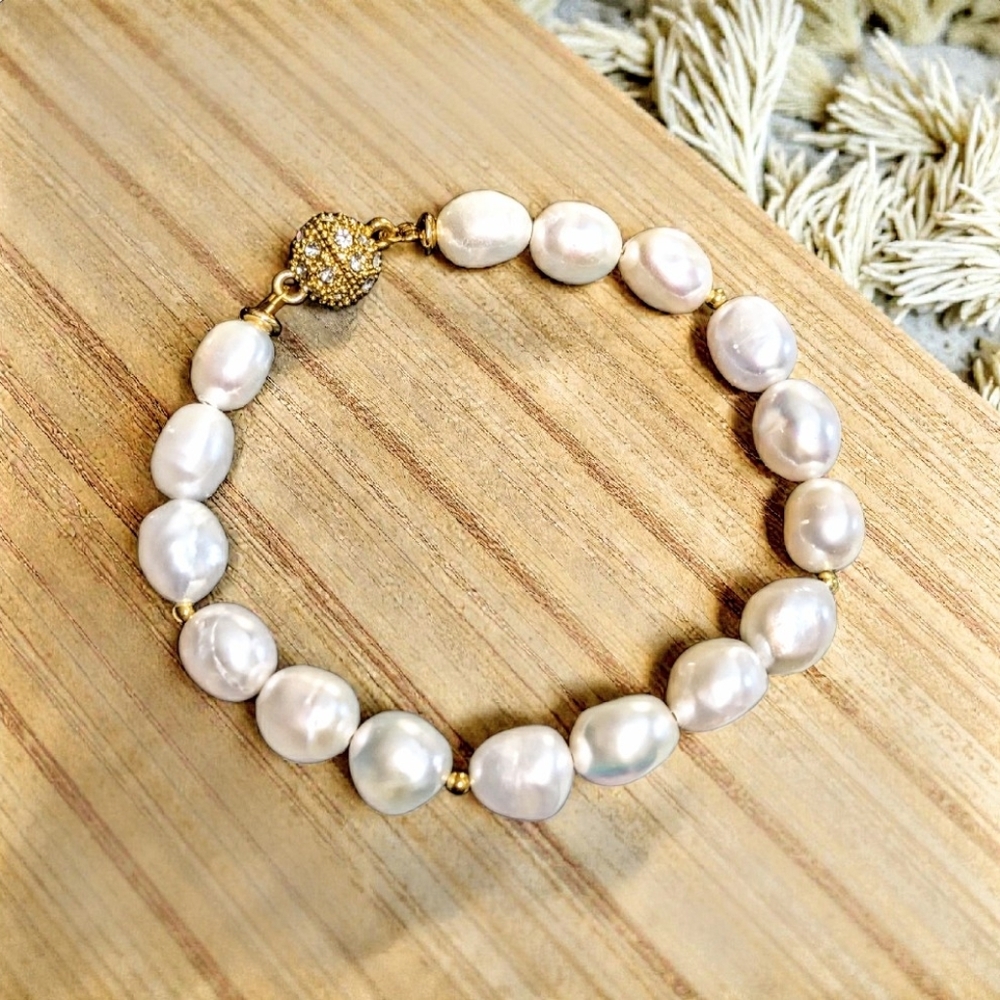 Pearl Bracelet with Golden Magnet Clasp - Picture 2 of 2